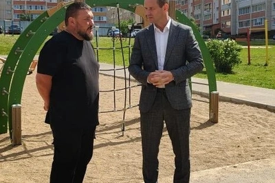 Министр спорта проверил стройку умной площадки в Новосельцах