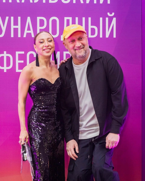 Агата Муцениеце с новым кавалером, Константин из «Моей прекрасной няни» с Жанной Аркадьевной, а Гоша Куценко с новой девушкой-певицей: в Чите открылся XII Забайкальский международный кинофестиваль | parents.ru