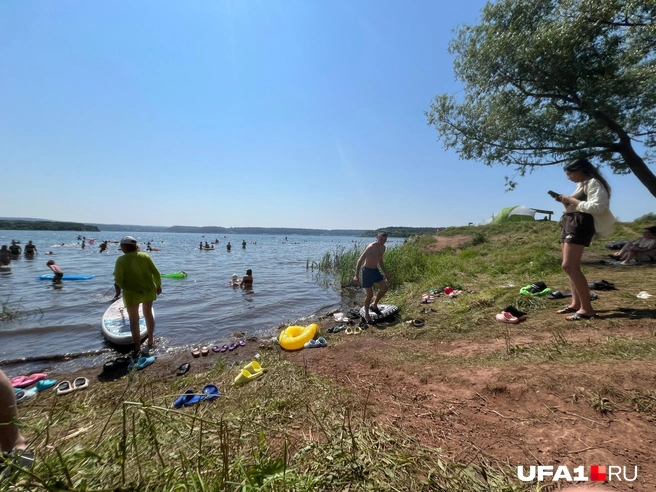У входа в воду целый гардероб | Источник: Андрей Бирюков / UFA1.RU
