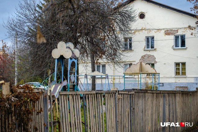 Детский городок прослужил не одному поколению ребят | Источник: Булат Салихов / UFA1.RU