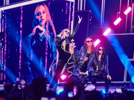 Севиль в латексном мини, Краймбрери против Билана, Кока в роскошном гранд-панье: звезды на Big Love Show