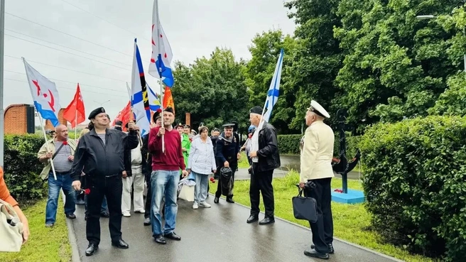 Участники возложили цветы и почтили память павших героев минутой молчания | Источник: Администрация города Рязани / Vk.com