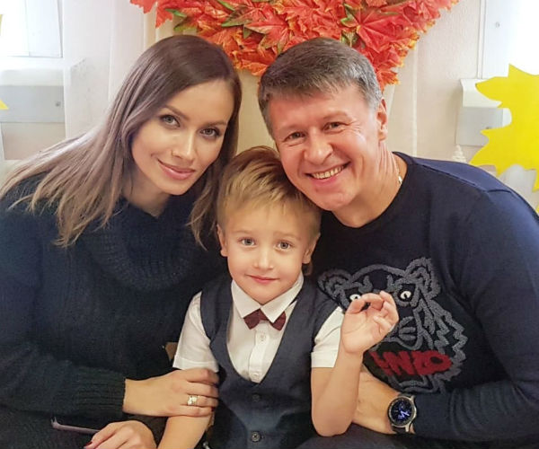 Сергей Исаев с супругой и сыном | Источник: Instagram (запрещенная в России экстремистская организация)