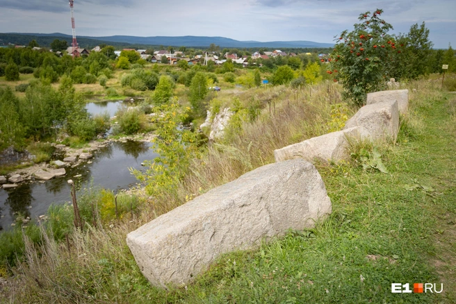 От завода, построенного Демидовым, остались только камни на берегу реки | Источник: Владислав Лоншаков / E1.RU