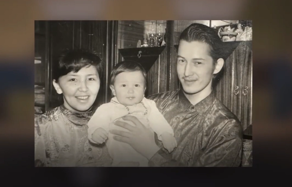 Владислав Петров c родителями | Источник: «ЯУгарова» / Youtube