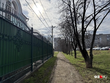 За храмом целый ряд деревьев | Источник: Валерия Дульская / 93.RU