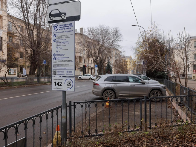 Водители могут оставлять машины как вдоль проезжей части, так и в специальных карманах. | Источник: Алексей Волхонский / V1.RU