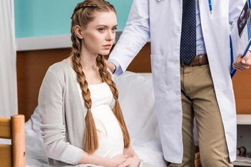 «Я беременна, постоянно лежу на сохранении, потеряла доход, а муж обижается, что я не помогаю с ремонтом»