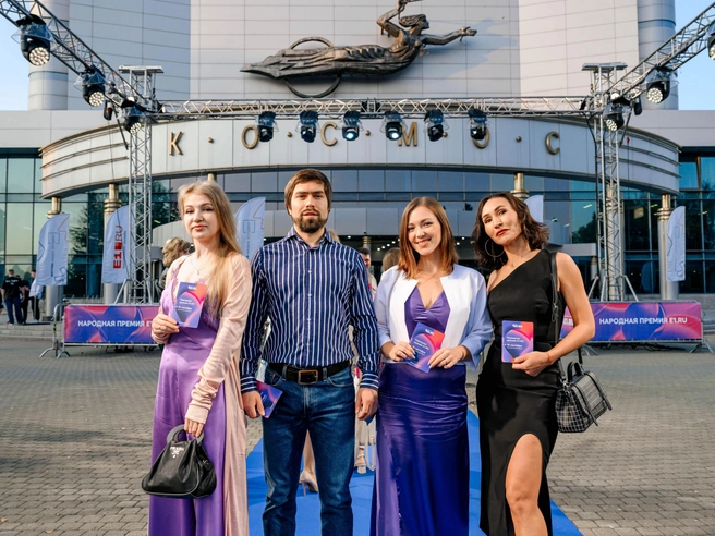 В 2024 году гости прошлись по ковровой дорожке в хорошую погоду | Источник: Максим Комаров / E1.RU