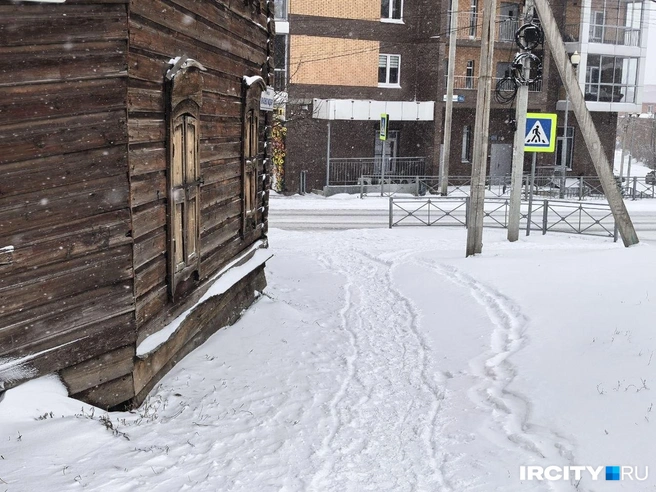 В снегу лишь протоптанные дорожки | Источник: Алёна Кашпарова / «ИрСити»