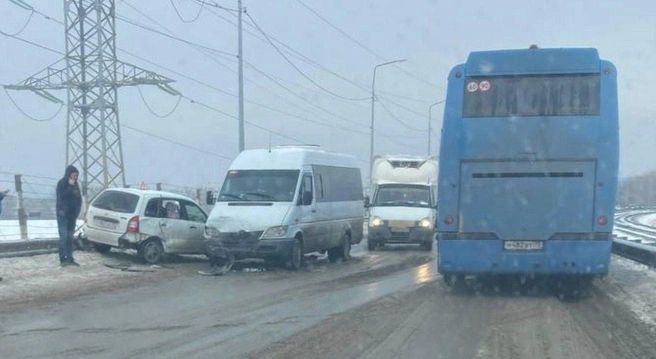 В Ульяновске парализовано движение по Императорскому мосту через Волгу | Источник: vk.com/ulkoroche