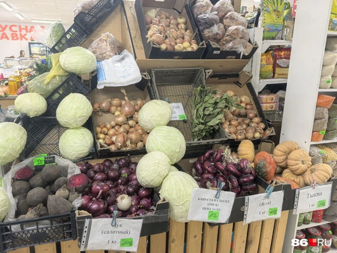 Свежих овощей и фруктов на рынке не очень много | Источник: Анастасия Шевякова / 86.RU