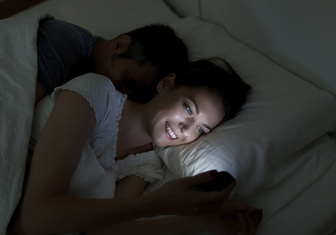 Cмартфонами и планшетами вредно пользоваться перед сном