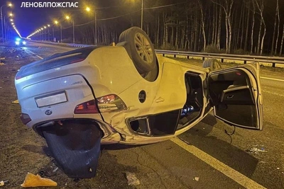 На трассе «Кола» автомобиль перевернулся после удара о столб
