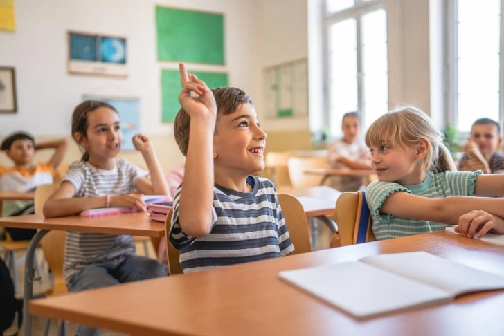 «Можно выйти?» — уролог рассказал, почему нельзя запрещать детям выходить в туалет во время уроков | Источник: Miljan Zivkovic/Shutterstock/Fotodom.ru