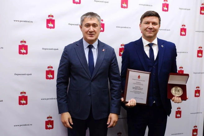 Награду вручили на выездном заседании правительства Пермского края под председательством губернатора Дмитрия Махонина | Источник: пресс-служба «Метафракс Кемикалс»