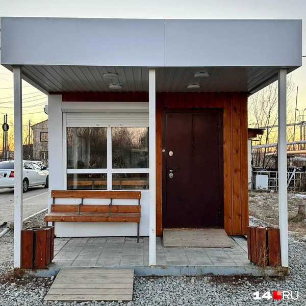 Снаружи есть скамейка | Источник: Илья Константинов / 14.RU