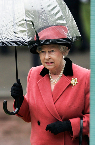 Виндзорские зонтики: королевский способ спрятаться от дождя