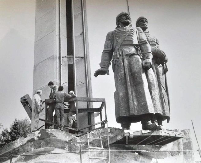 Установка памятного знака | Источник: архив Олега Садовского