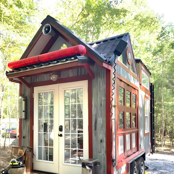 Странненько, но со вкусом: полюбуйтесь на дом-прицеп в виде маленькой пожарной части