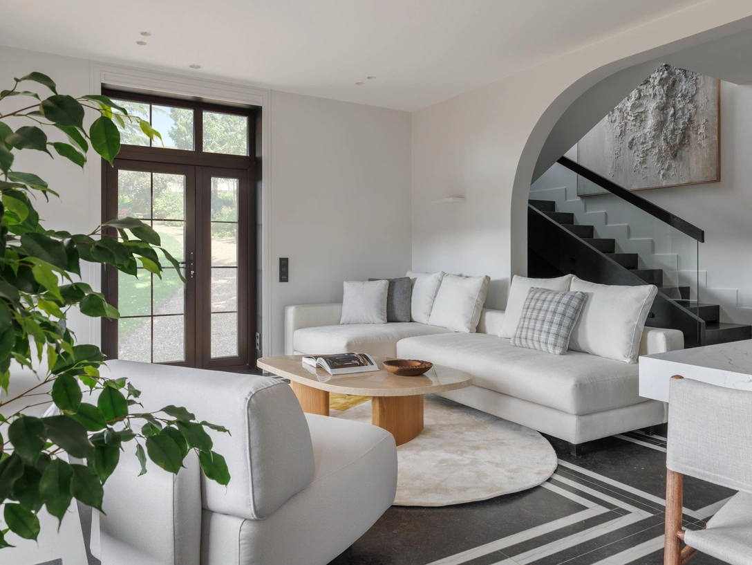 Диваны и журнальный стол выполнены по эскизам дизайнеров на собственном производстве TaupeHome. Бра, «Центрсвет». | Источник: Иван Сорокин