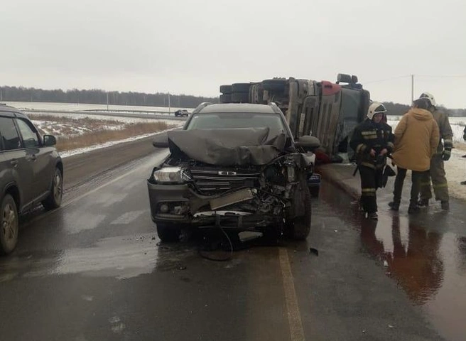 В ДТП с опрокинувшимся самосвалом под Рязанью пострадали три человека | ya62.ru