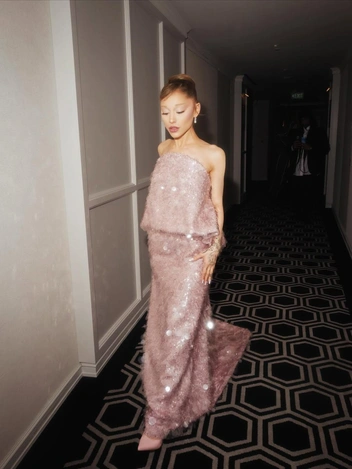 Ариана Гранде в платье Balenciaga. | Источник: Фотограф: Katie Temkin