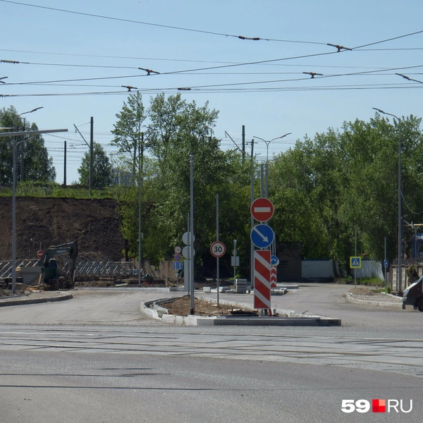 Так выглядит подъезд к новому тоннелю с основной части улицы Дзержинского | Источник: Кирилл Хафизов / 59.RU