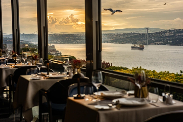 Ресторан Izaka Terrace. | Источник: CVK Park Bosphorus Hotel