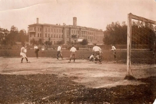 Игра 1927 года на площади Первого кадетского корпуса в Ленинграде | Источник: Архив Юрия Лукосяка / Национальное достояние