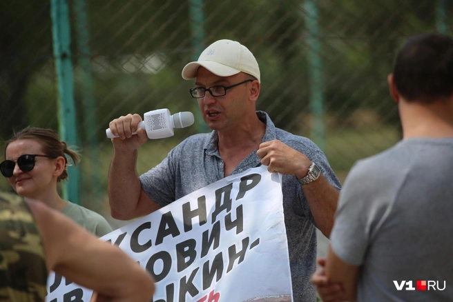Часть собравшихся еще совсем недавно участвовала в других протестных акциях | Источник: Константин Завриков / V1.RU