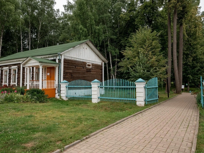 В «Зелёном домике» жил младший брат поэта, а позже — другие родственники Николая Некрасова. | Источник: Александр Куренной / 76.RU