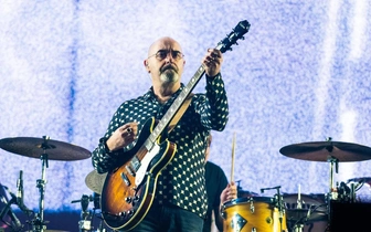 Легендарный гитарист Oasis Пол «Bonehead» Артурс объявил о своём диагнозе. Он пропустит часть тура из-за лечения рака