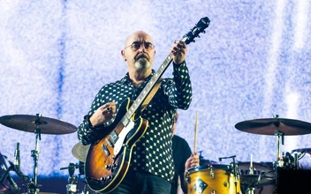 Легендарный гитарист Oasis Пол «Bonehead» Артурс объявил о своём диагнозе. Он пропустит часть тура из-за лечения рака