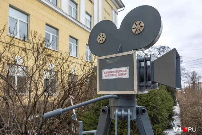 На памятном знаке написано: «Если о твоей жизни снять документалку, получится интересный фильм» | Источник: Константин Завриков / V1.RU
