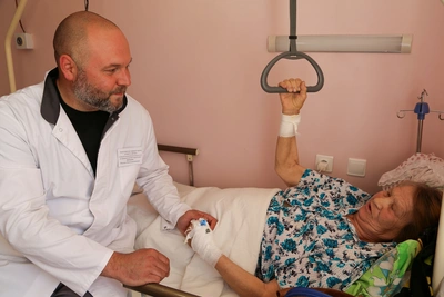Операция по замене сустава в День травматолога