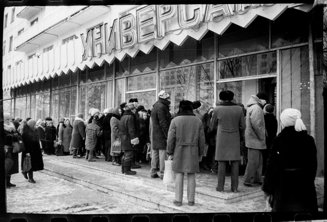 Очереди в магазины и пустые полки стали привычным, хотя и раздражающим явлением в СССР. Горбачев в довесок попытался ввести сухой закон, который понизил градус выпивки, но повысил градус недовольства (и заодно лишил бюджет части доходов) | Источник: Людмила Лебедева