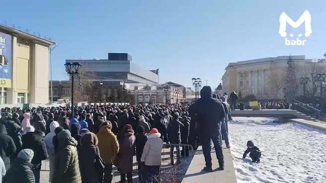 Площадь перед цирком забили до отказа во время митинга против дифтарифов в Иркутске | Источник: Babr Mash / T.me