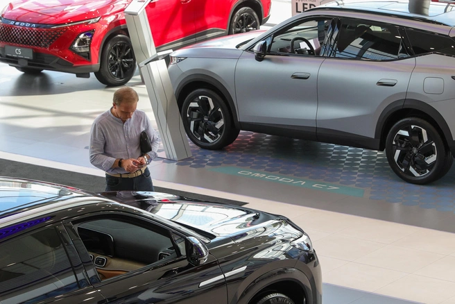 Дальше будет еще круче. Российские дилеры подняли цены на автомобили | Источник: Наталья Шатохина / NEWS.ru / TACC