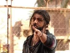 Фееричные трюки, схватка с акулой и Артемьева в сари: трейлер фильма «Королек моей любви»