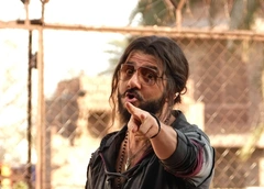 Фееричные трюки, схватка с акулой и Артемьева в сари: трейлер фильма «Королек моей любви»