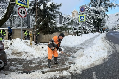 В Сочи всю ночь устраняли последствия непогоды
