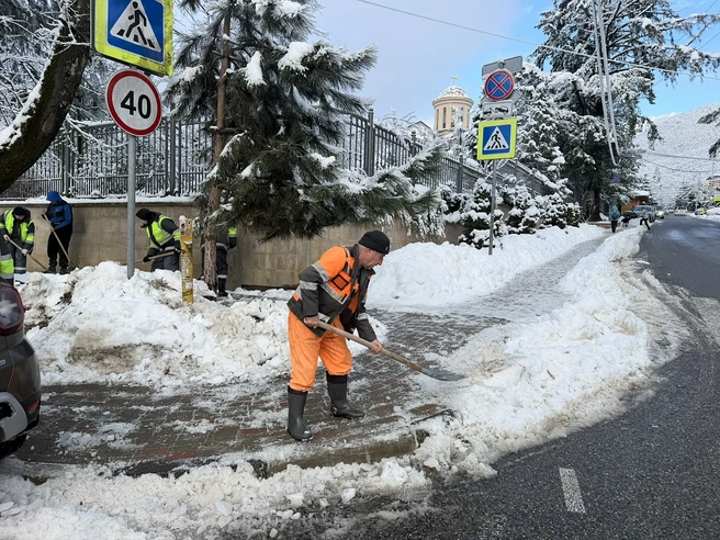 Коммунальщики работали все ночь | Источник: sochi.ru