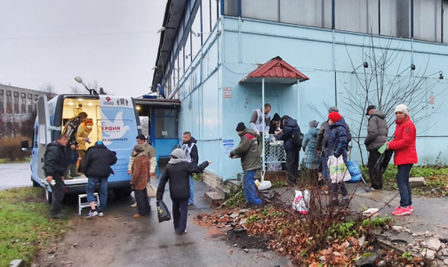 Фото №1 - В Петербурге появился «Автобус милосердия» для бездомных