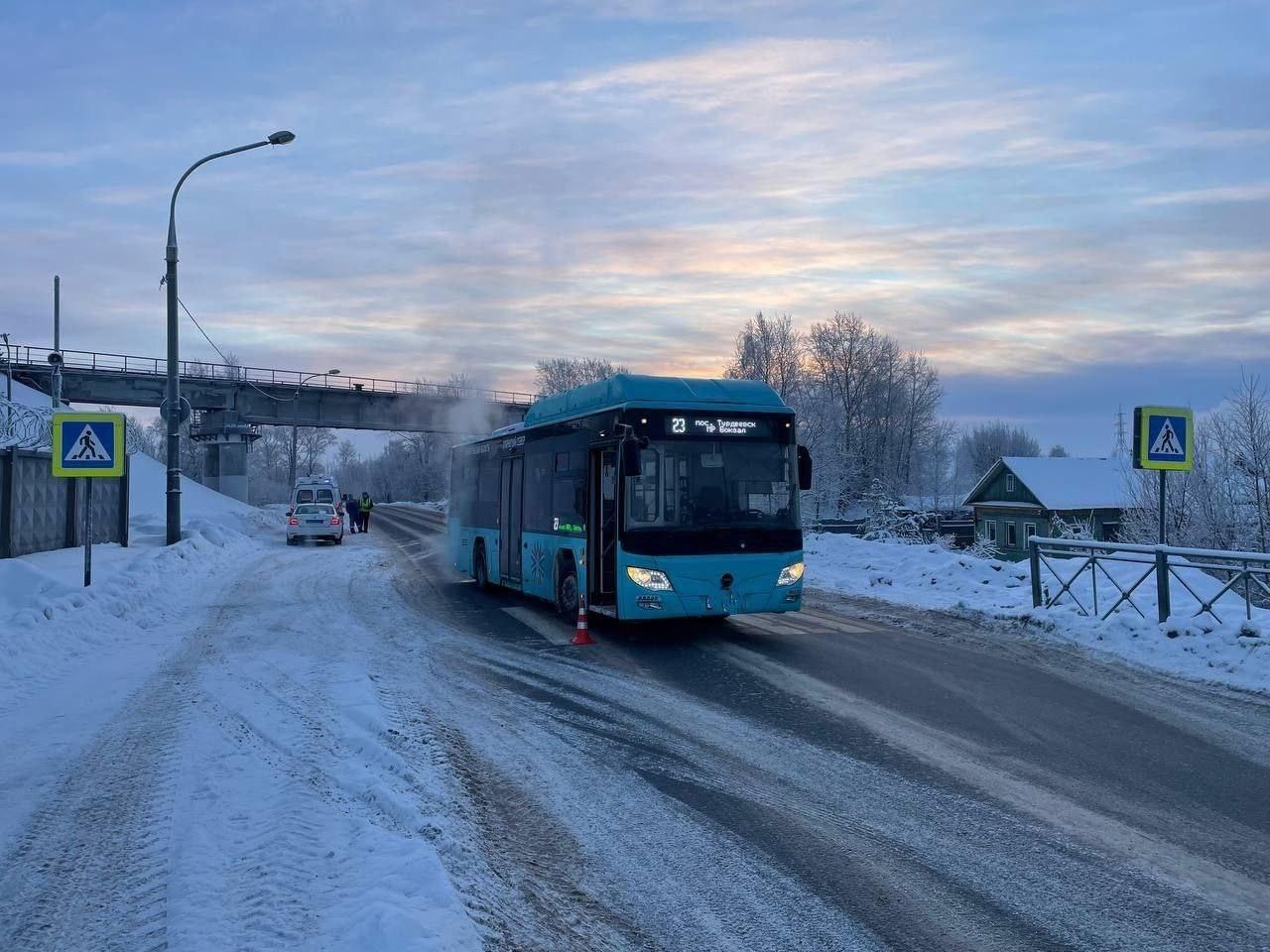 «Прокатился по льду»: автобус сбил девушку на пешеходном переходе в Архангельске