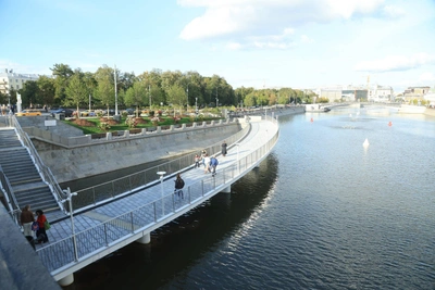 На Болотной набережной открыли мост за 600 млн