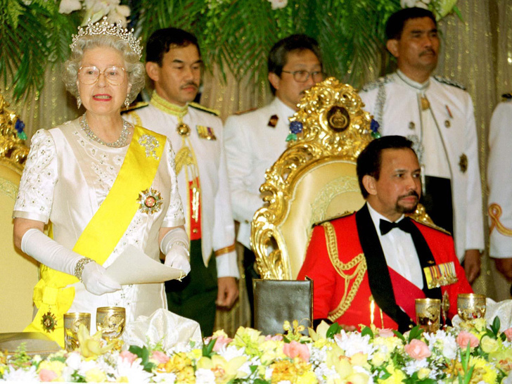 Убийцы и тираны: 6 самых жестоких диктаторов, которых принимала во дворце королева Елизавета