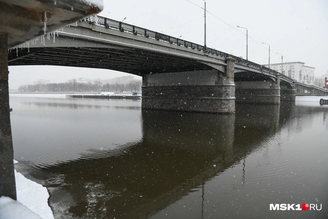 Новоспасский мост потенциально опасен для автодвижения и совершенно неудобен для пешеходов | Источник: Артем Устюжанин / MSK1.RU