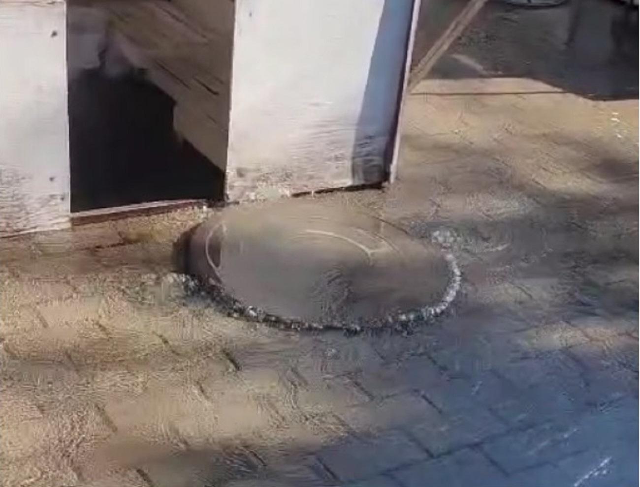 «От напора даже крышка поднимается»: в Волгограде из колодца в отключенном микрорайоне забил фонтан…