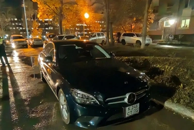 В Южно-Сахалинске разыскивают водителя, повредившего Mercedes